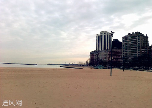 橡树街湖滩( oak street beach )